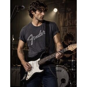 Fender Faded 100% Cotton Fender Branded Spell Out T-Shirt Size M Vintage Band